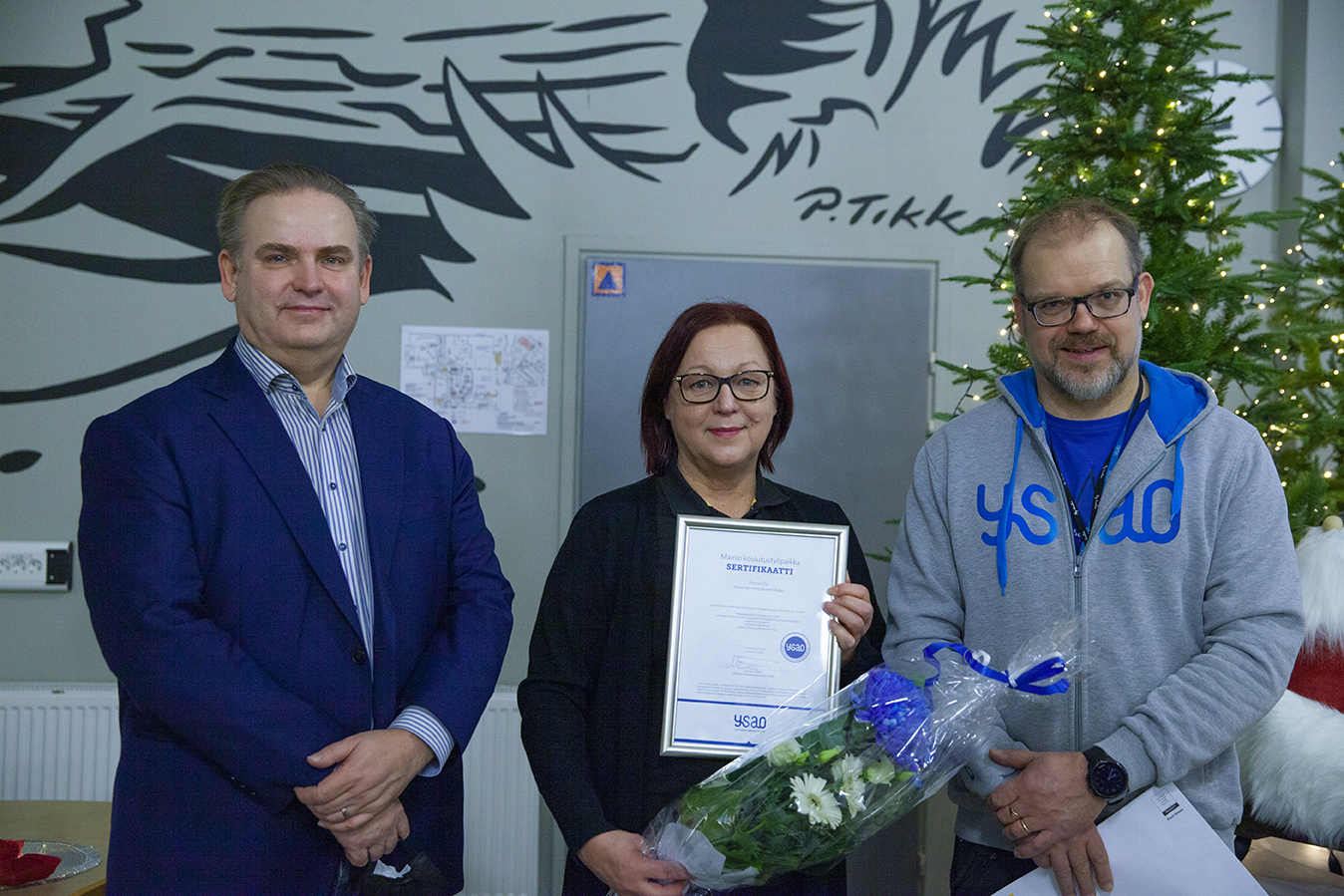 YSAOn rehtori Kari Puumalainen, Ponssen henkilöstöjohtaja Paula Oksman, YSAOn opettaja Miika Vaarasuo. Kuva: YSAO, Minttu Harju